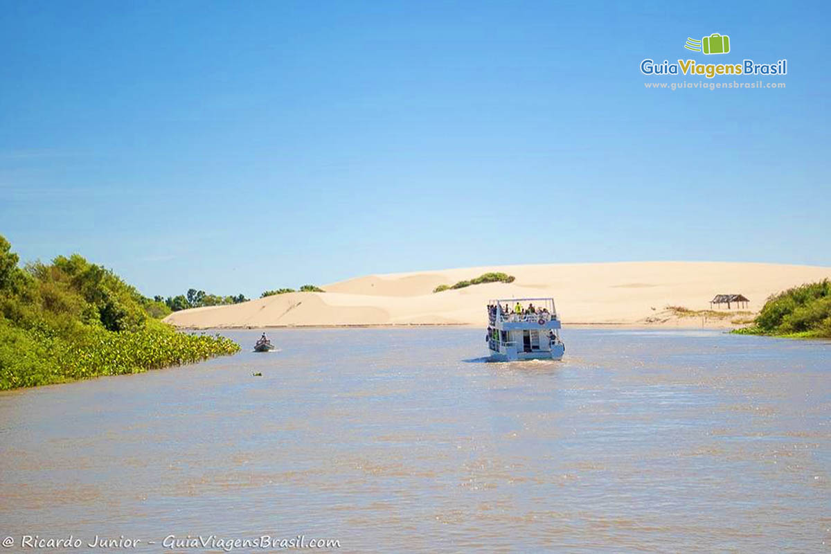 Imagem barco de passeio passando por trecho estreito do Rio Parnaíba.