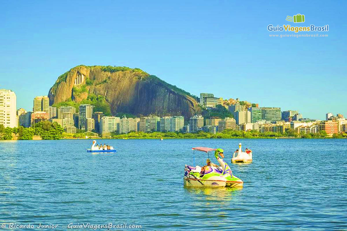 Imagem de pedalinhos na Lagoa, enfeitando ainda mais a paisagem.