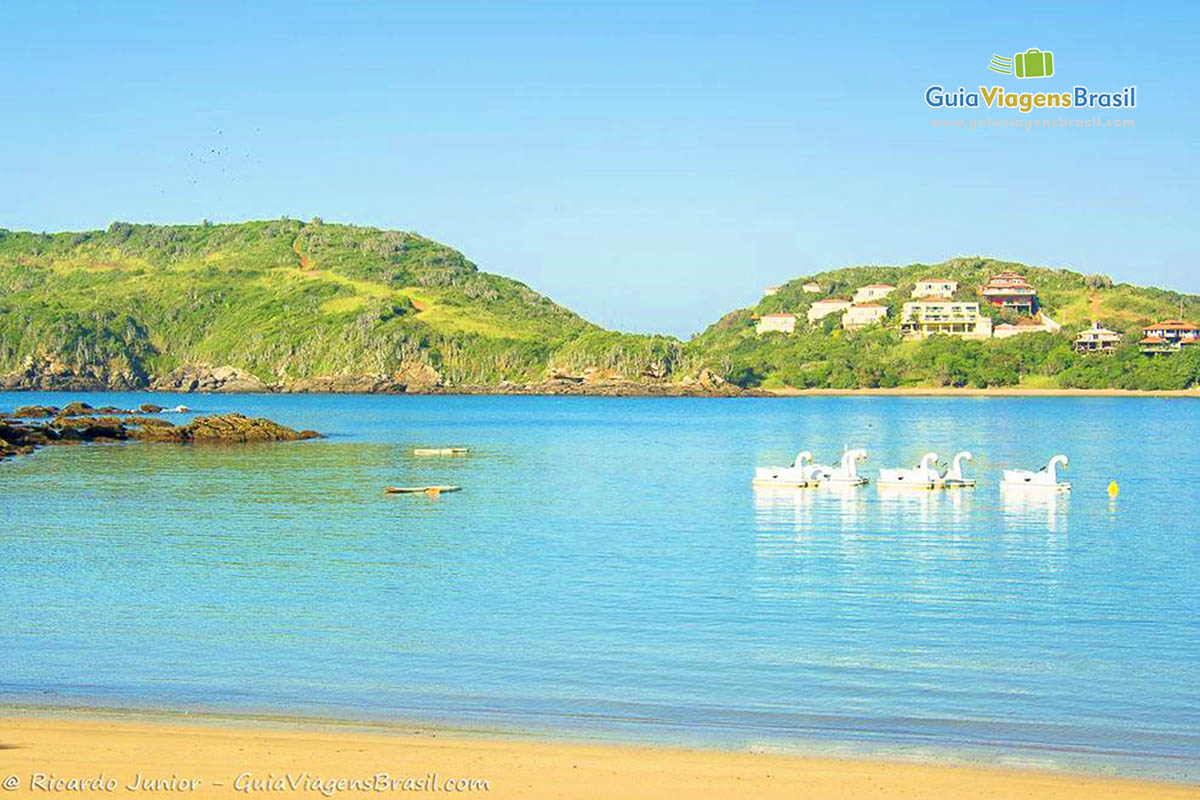 Imagem da Praia Ferradura ideal para família com crianças.