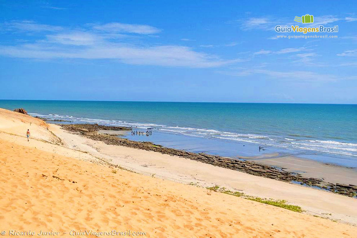 Imagem da belíssima praia no caminho da para se ver a pedra furada.