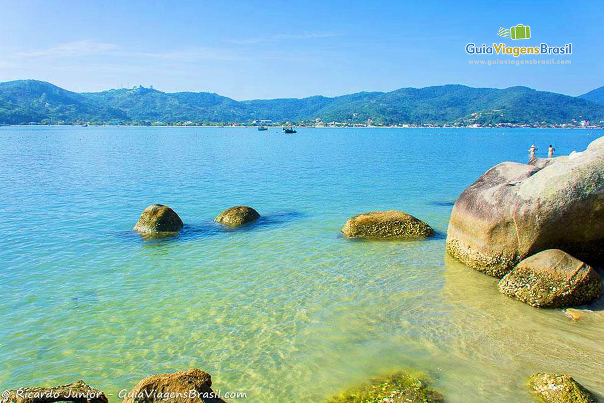 Imagem das pedras na Ilha Porto Belo.