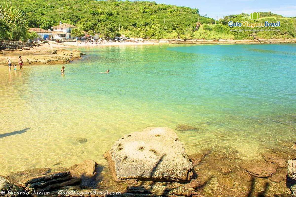 Imagem das pedras da Praia Azedinha, em Búzios.