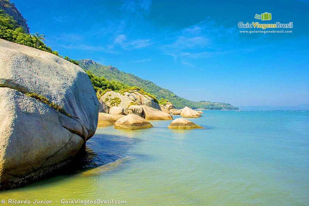 Imagem de um belo dia nas pedras da Praia Canto Grande.