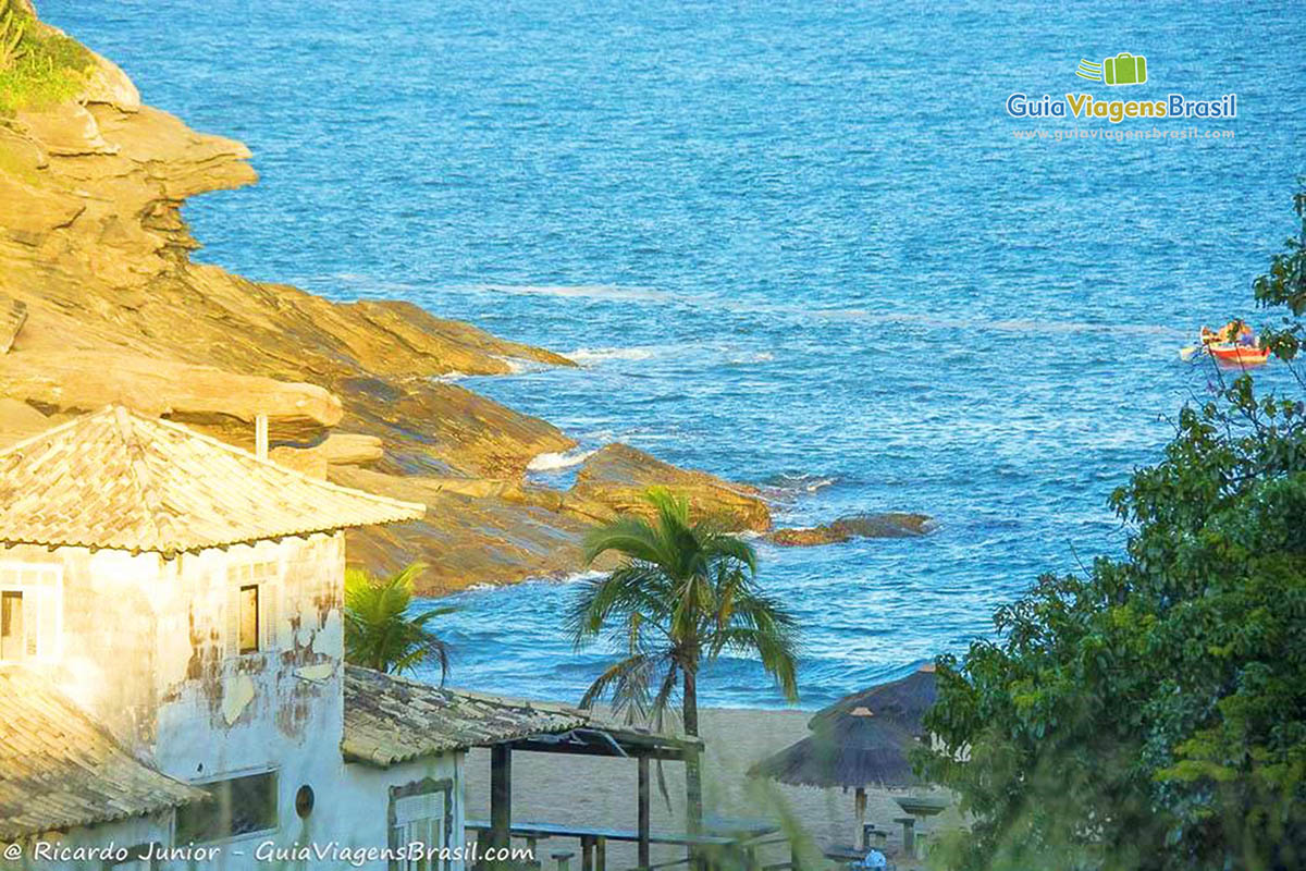 Imagem das belas pedras da Praia Caravelas.