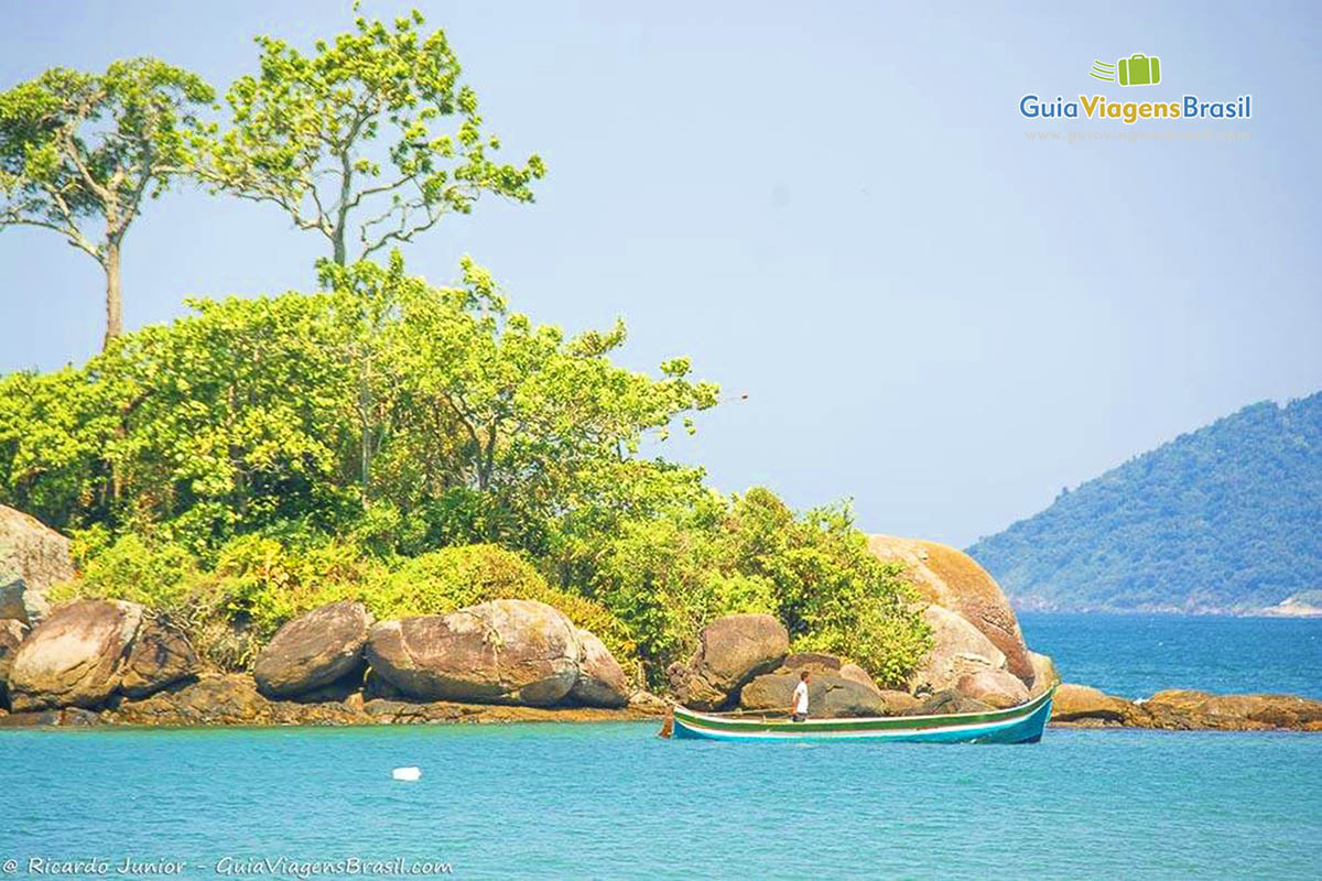 Imagem das pedras da belíssima praia.