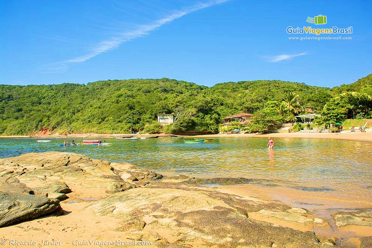 Imagem do canto com as pedras da linda Praia Tartaruga.