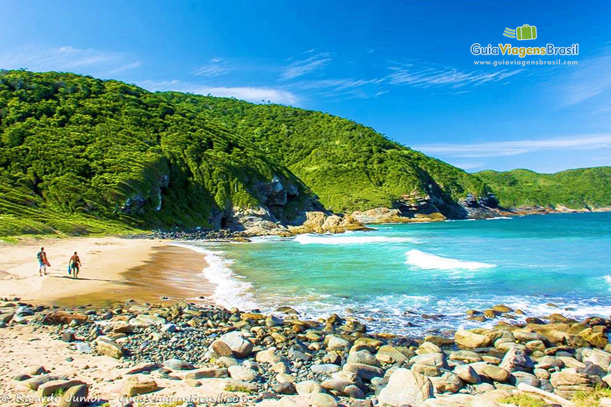 Imagem de dois surfistas nas areias da Praia de José Gonçalves.