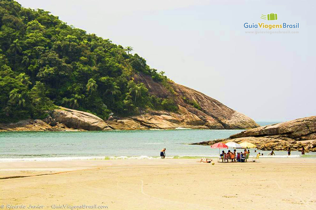 Imagem de família no canto das pedras na Praia de Pernambuco.