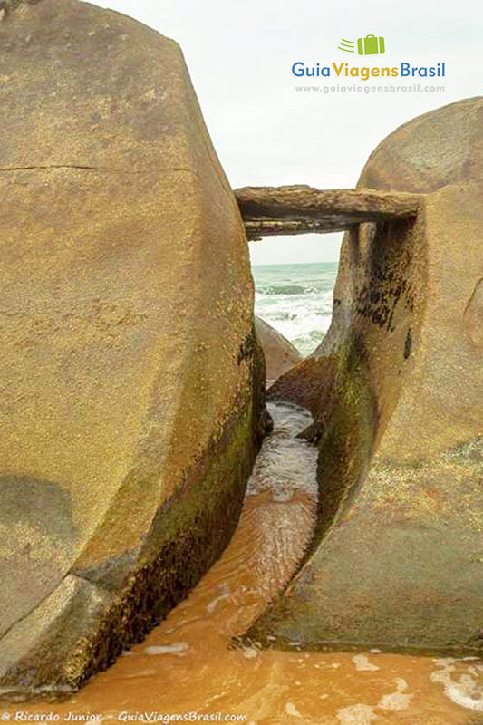 Imagem do detalhe da erosão na pedra da praia.