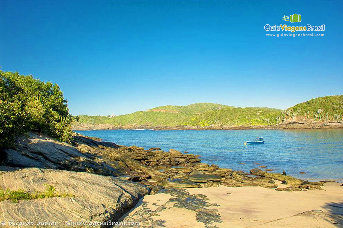 Imagem das pedras da Praia do Forno e ao fundo o belo mar.