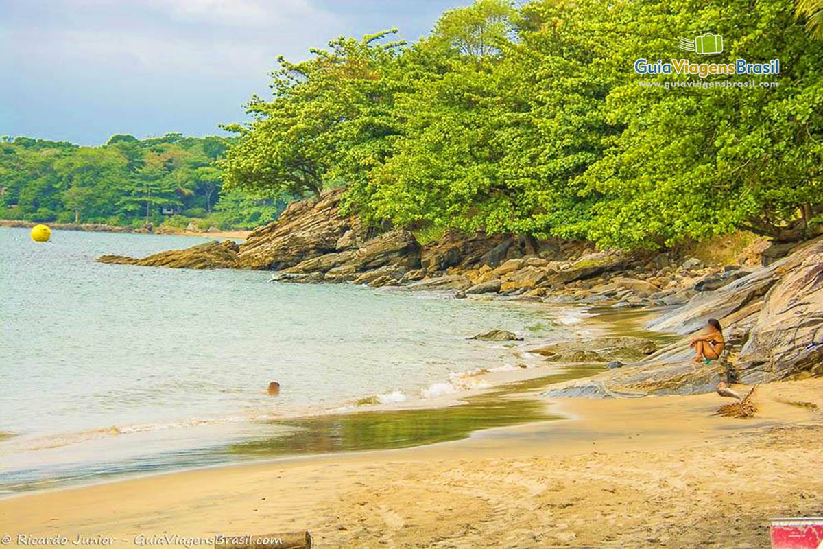 Imagem do canto com pedras da linda Praia do Veloso.