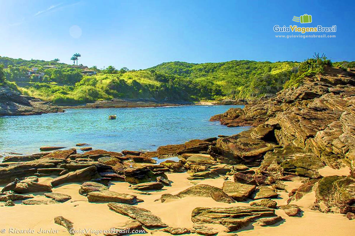 Imagem do canto com as pedras da Praia Ferradurinha.