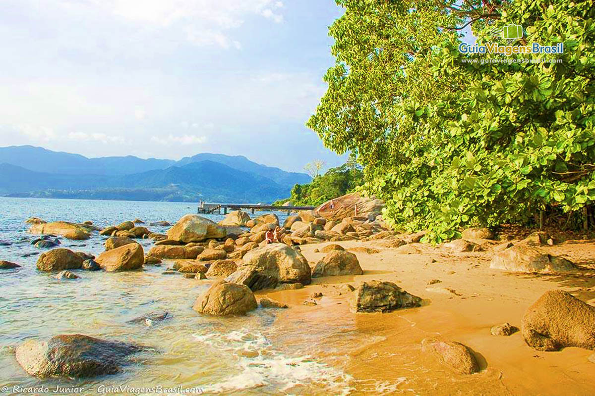 Imagem do canto da praia que possui pedras na Praia do Julião.