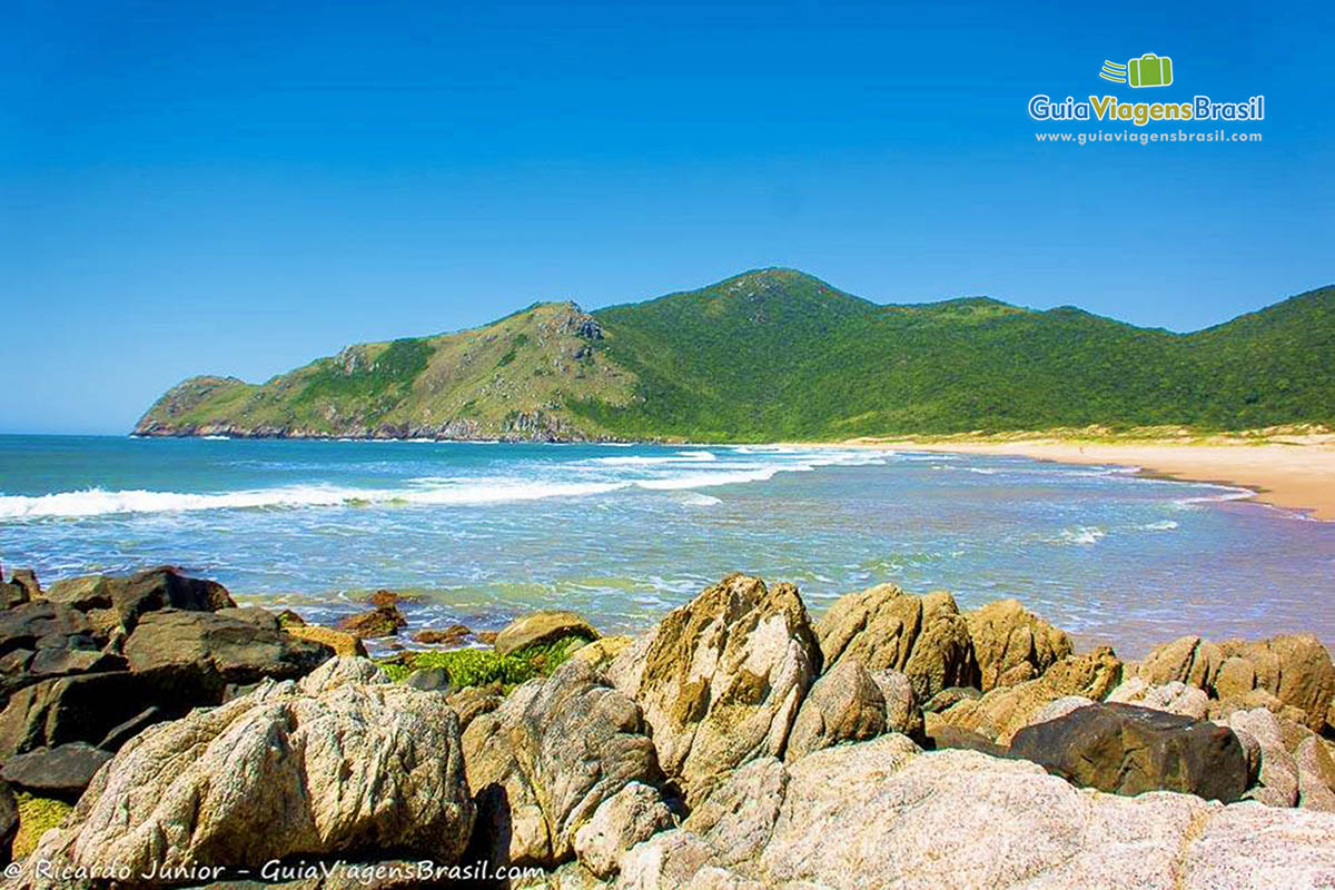 Imagem das pedras e ao fundo o belo mar.