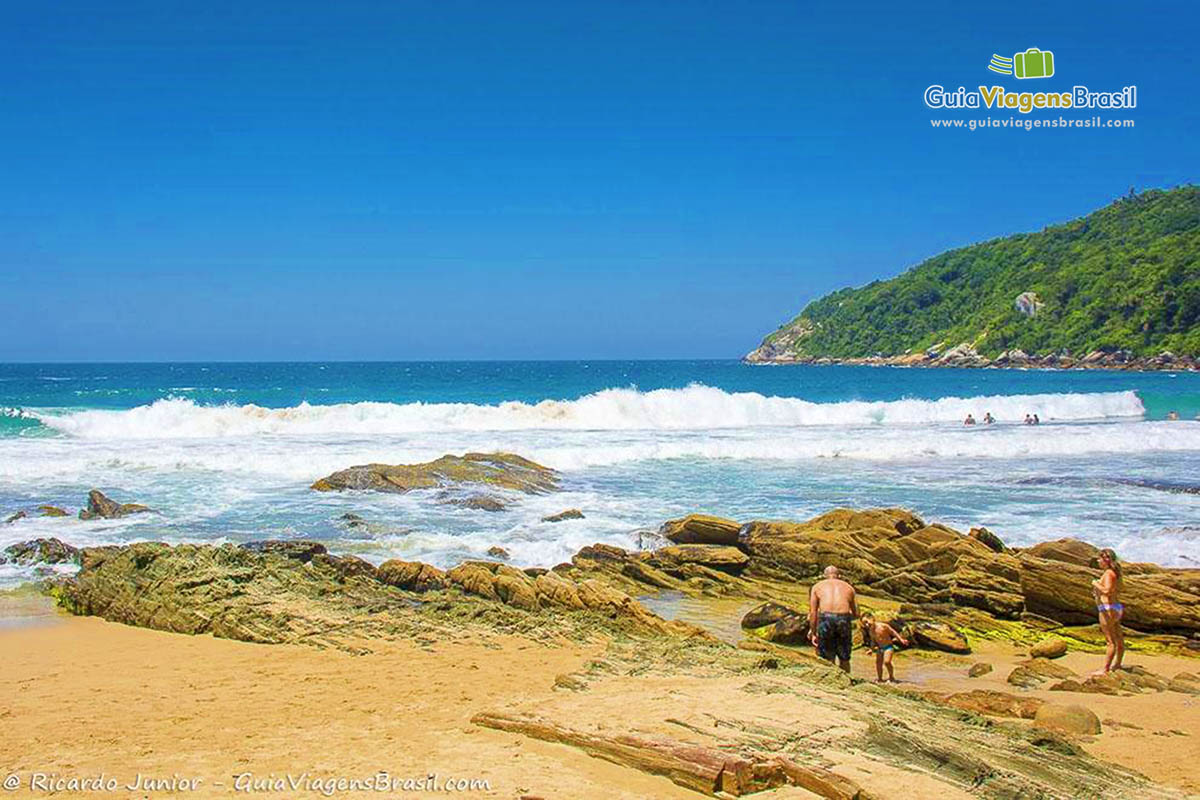 Imagem de pessoa nas pedras da Praia Retiro dos Padres.