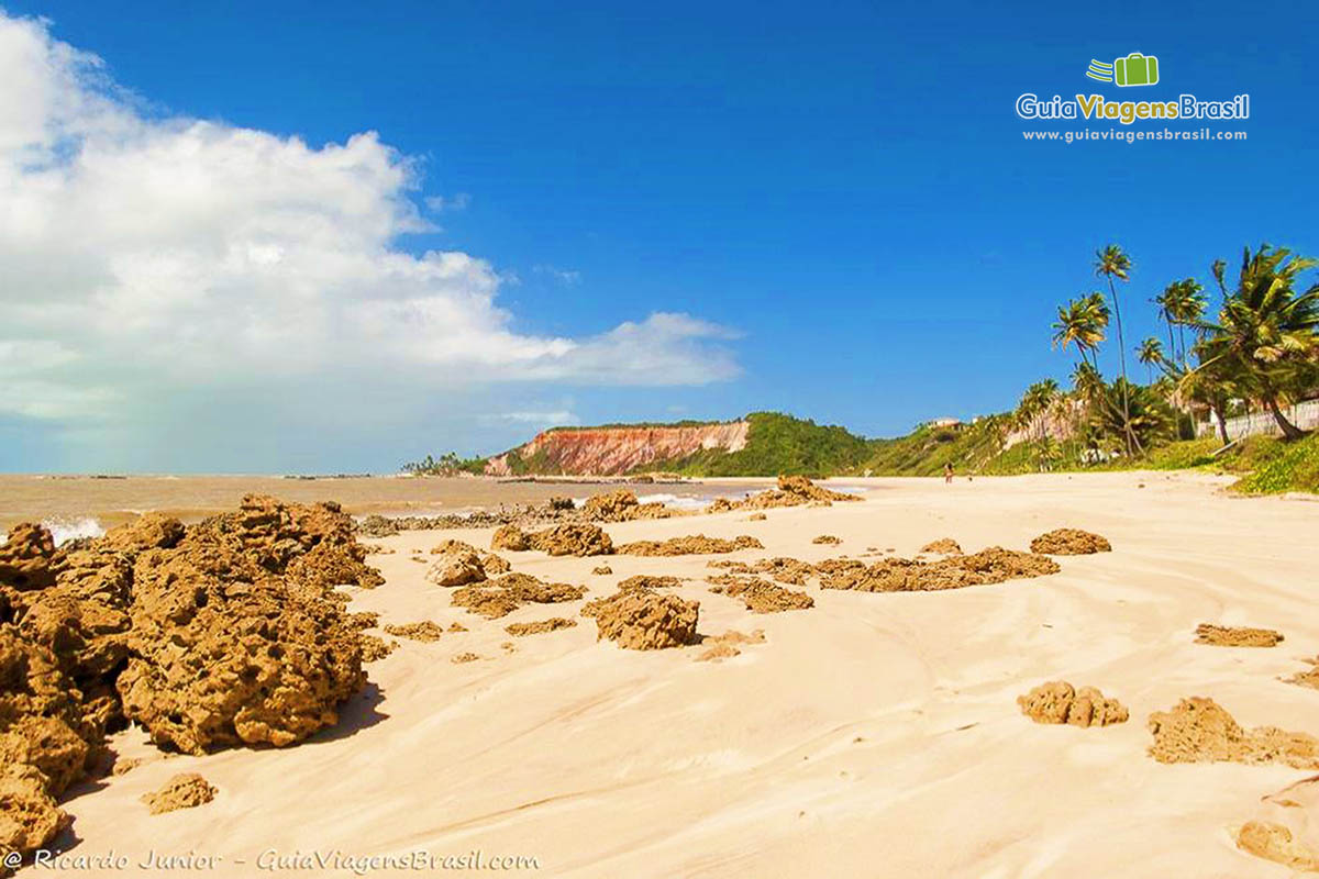 Imagem de recifes nas areias da praia.