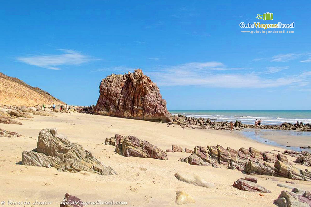 Imagem das pedras na areia da praia.