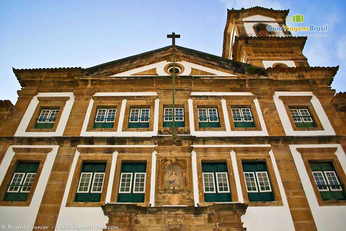 Imagem aproximada da igreja para ver detalhes da arquitetura no pelourinho.