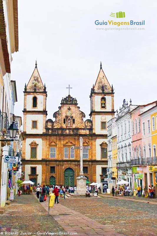 Imagem de fim da rua uma linda igreja no pelourinho.