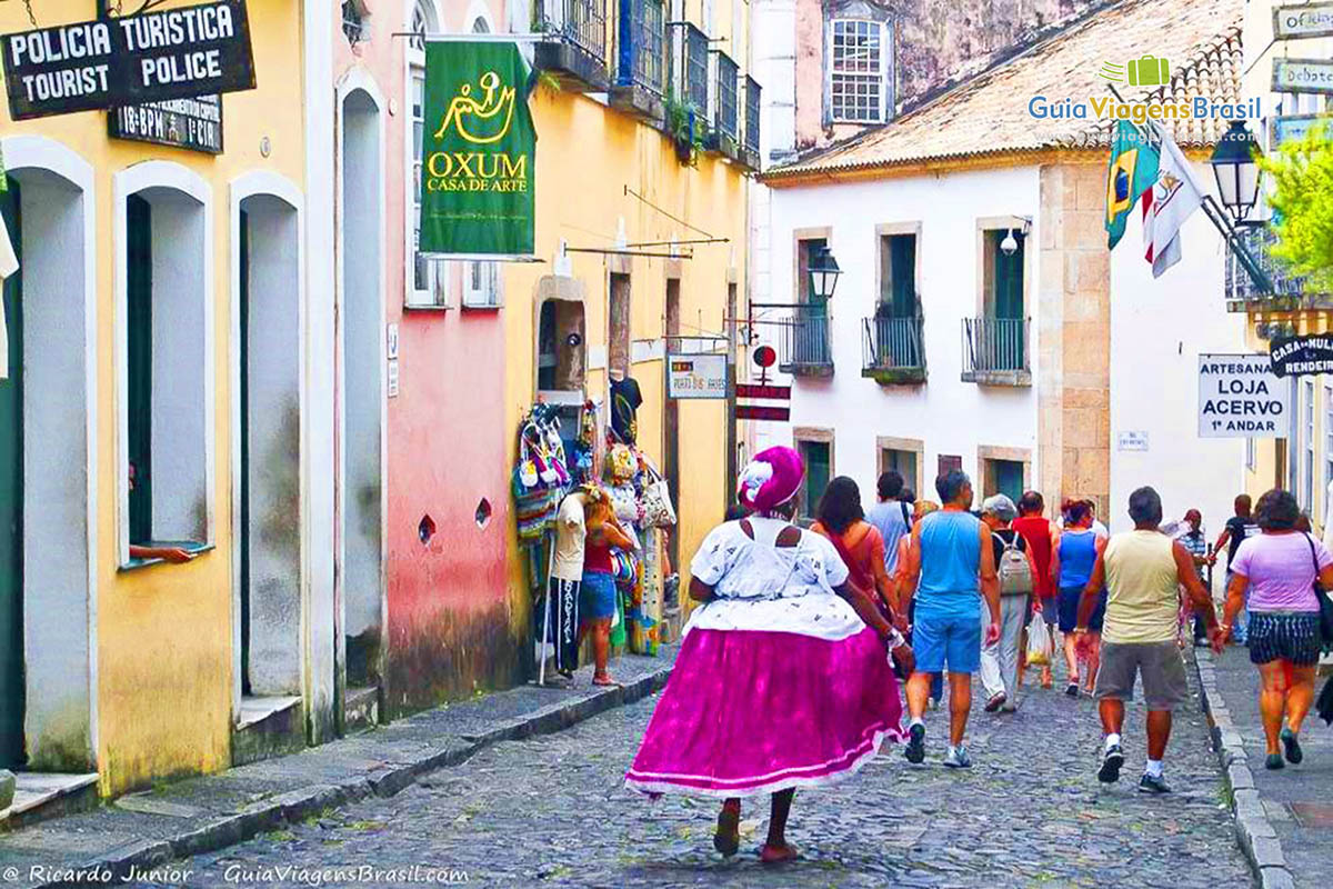 Imagem de uma baiana descendo a ladeira do pelourinho.