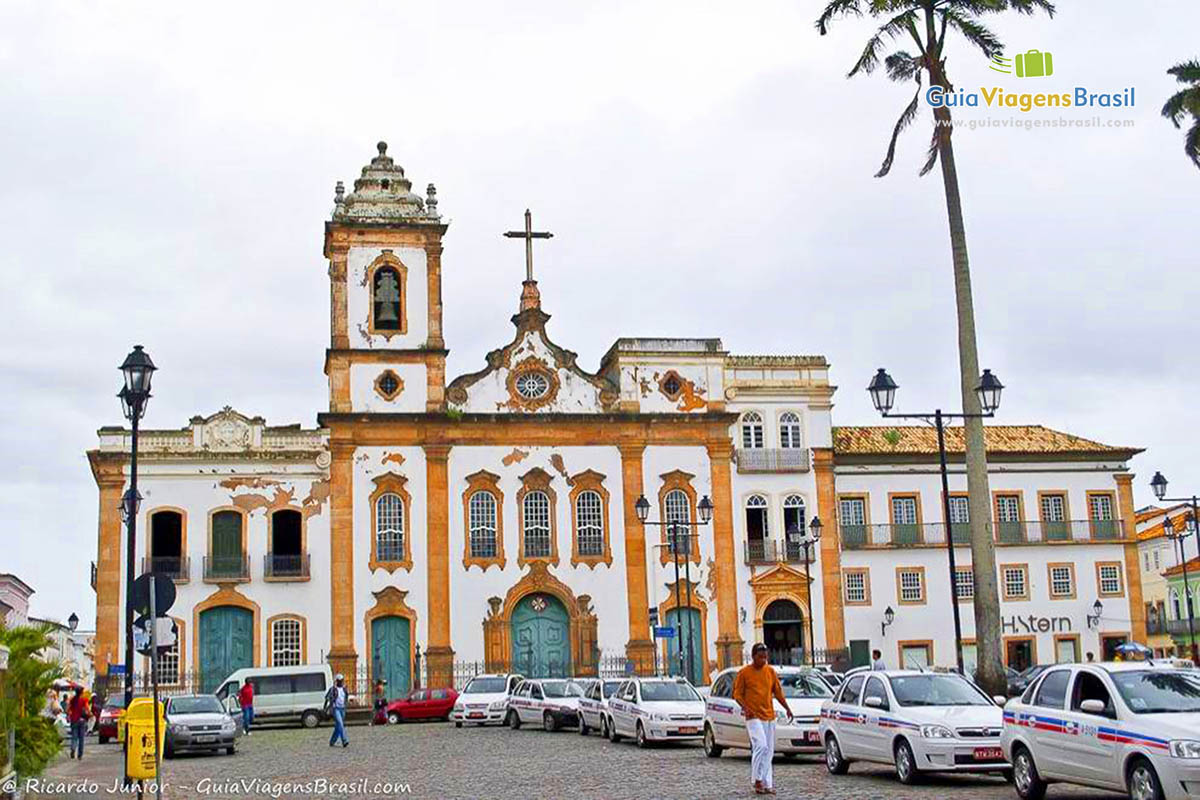 Imagem da linda igreja estilo barroco no pelourinho.