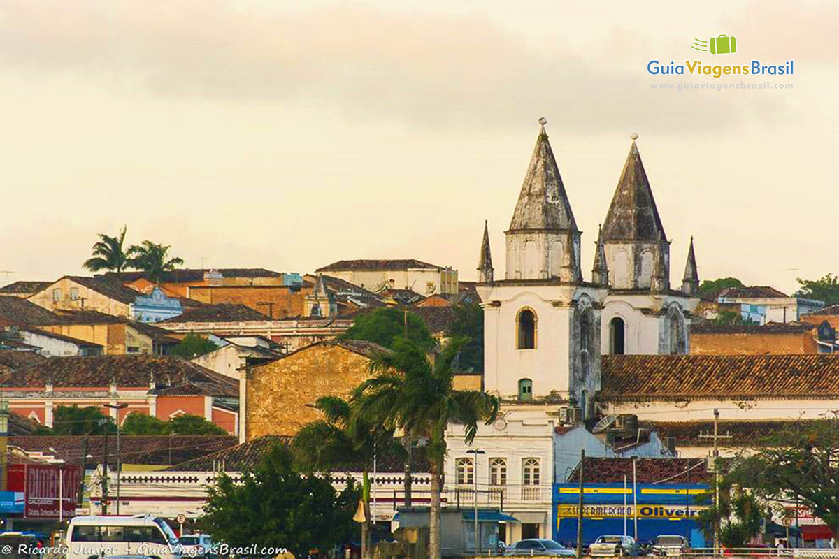 Imagem do alto dos casarões e igreja de Penedo.