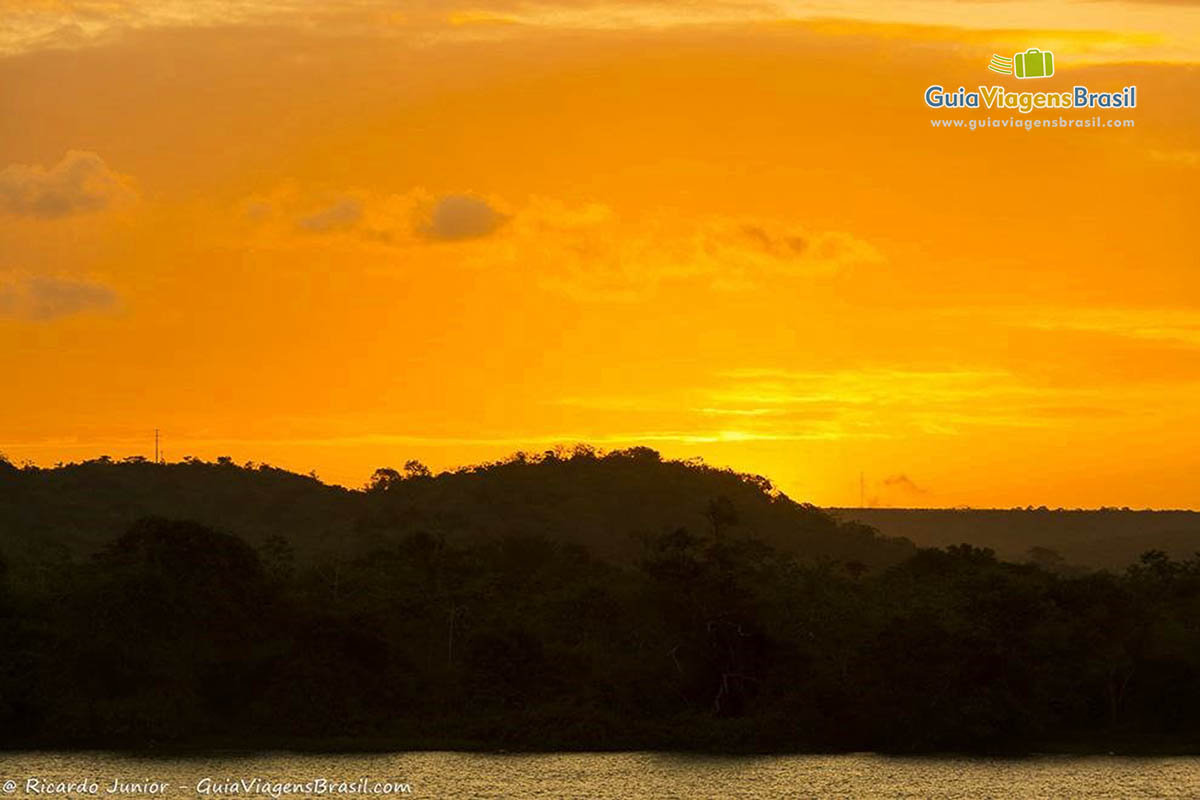 Imagem do sol alaranjado em Penedo.