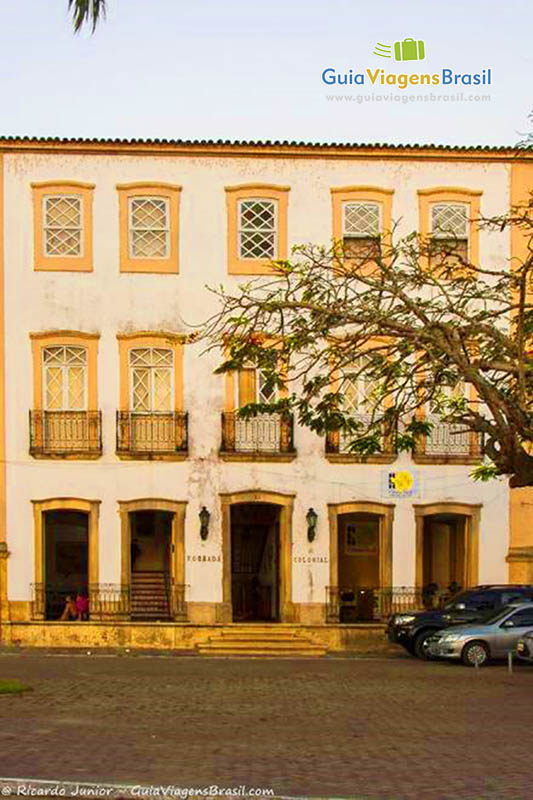 Imagem da fachada de uma Pousada Colonial em Penedo.