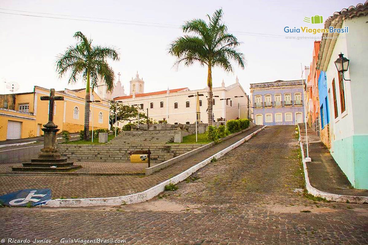 Imagem da praça com casarões ao redor.