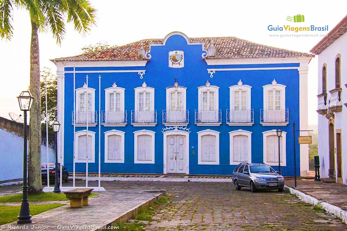 Imagem do belo casarão azul.