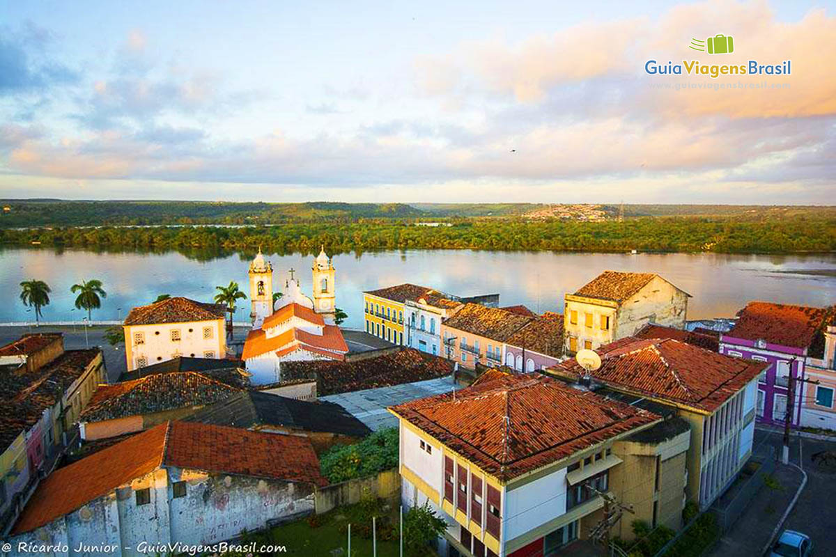 Imagem do alto do centro histórico de Penedo.