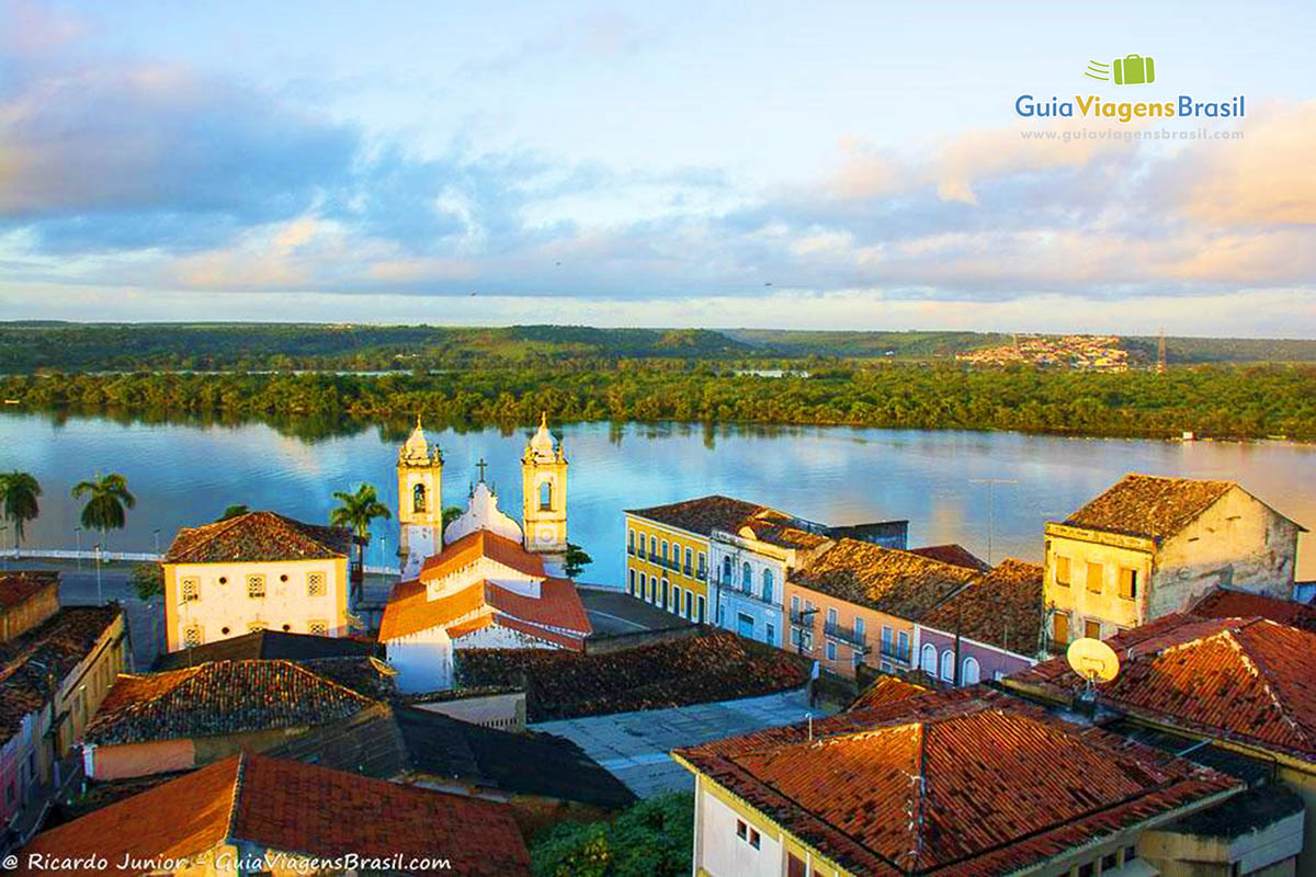 Imagem do alto da cidade e do velho Chico.