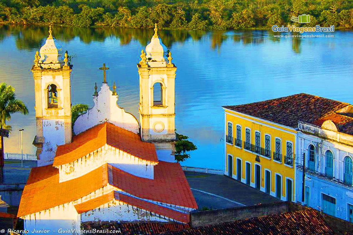 Imagem do alto da igreja e ao fundo o charmoso velho Chico.