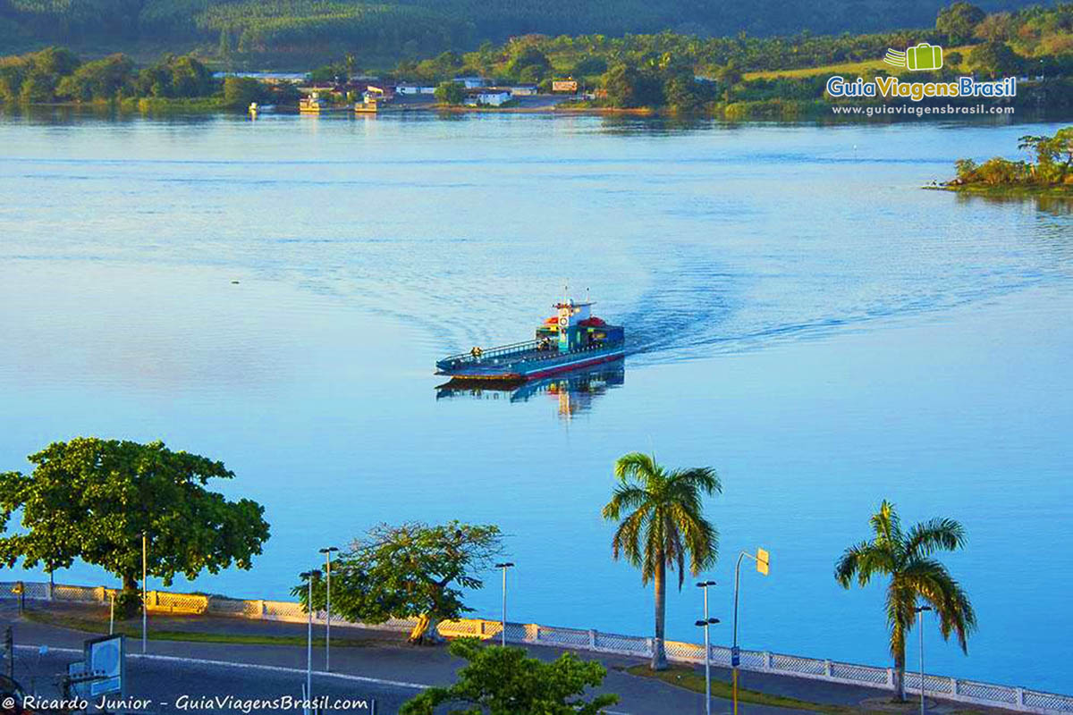 Imagem de uma barco nas águas do lindo Chico.