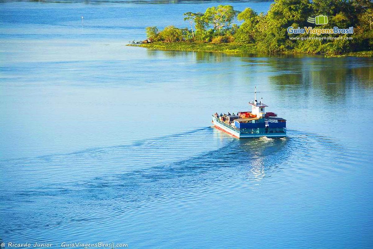 Imagem de barco de passeio nas águas do Rio São Francisco.