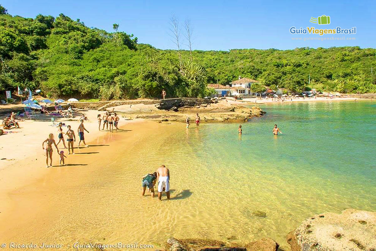 Imagem de linda e pequena Praia Azedinha.