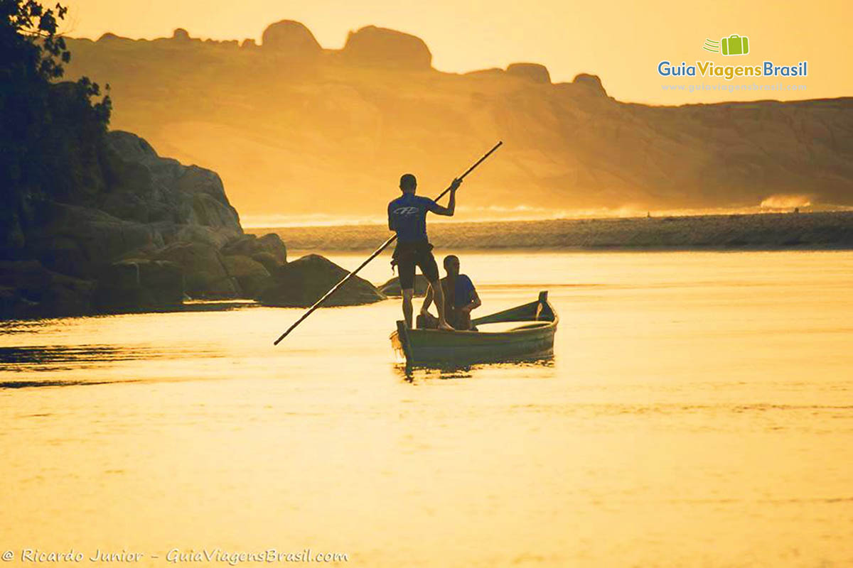 Imagem de pescadores no fim de um dia de trabalho na Guarda do Embaú.