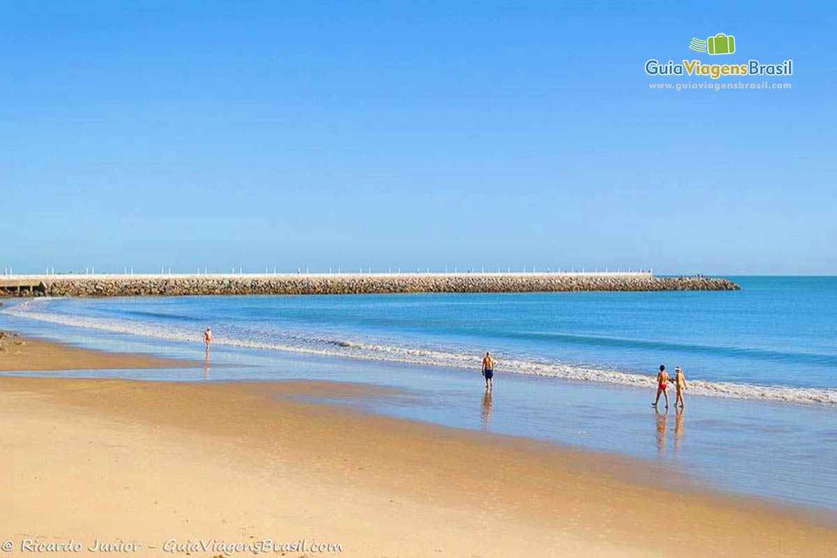 Imagem do lindo mar azul da Praia do Centro.