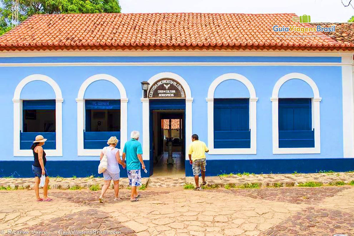 Imagem de pessoas visitando do Centro de Lançamento.