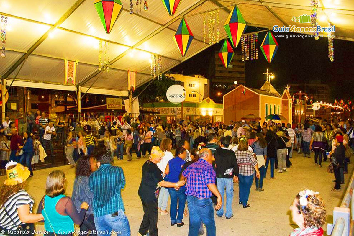 Imagem de turistas dançando na festa de São João.