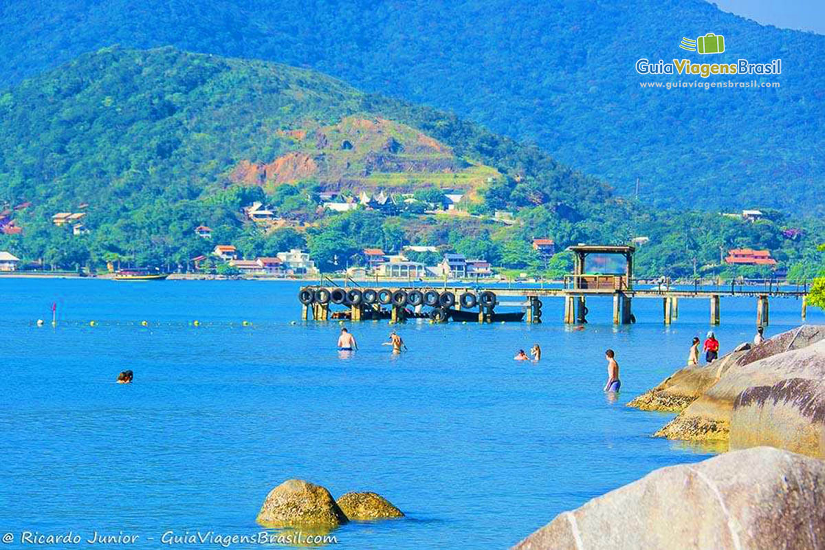 Imagem de pessoas nas pedras da ilha.