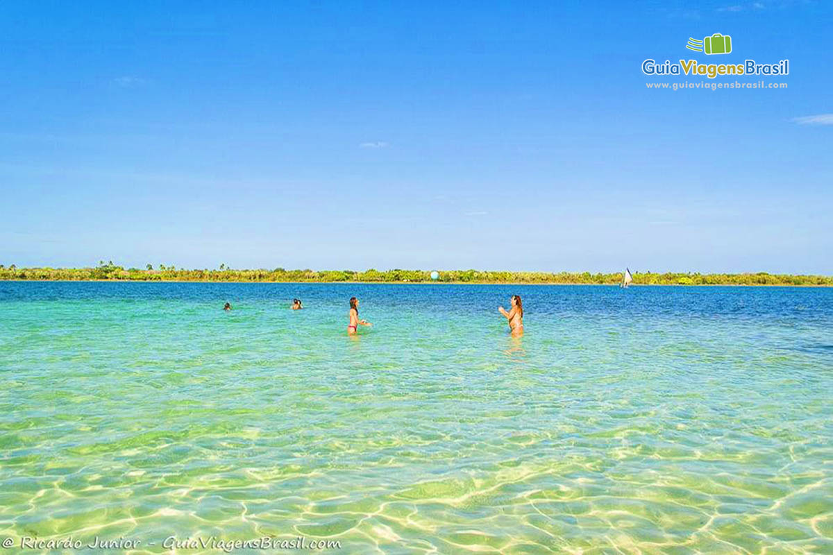 Imagem de pessoas jogando bola no lago maravilhoso.