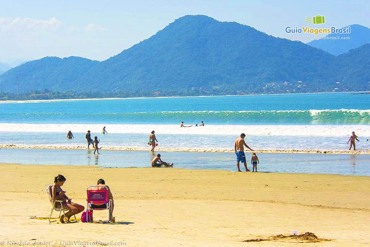 Imagem de pessoas no mar da Praia Maranduba.