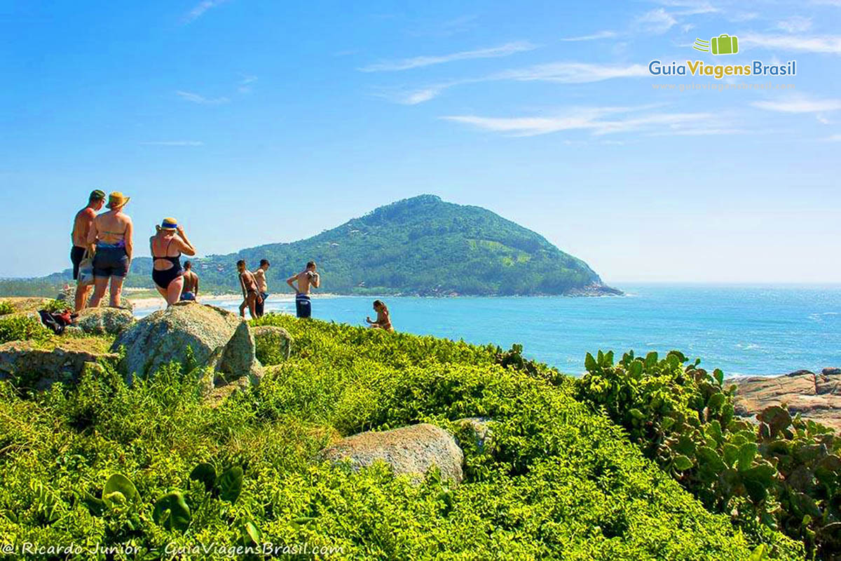 Imagem de pessoas no mirante se encantando com a linda paisagem.