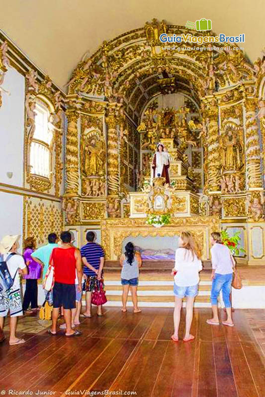 Imagem de fiéis na Igreja de Nossa Senhora do Carmo.