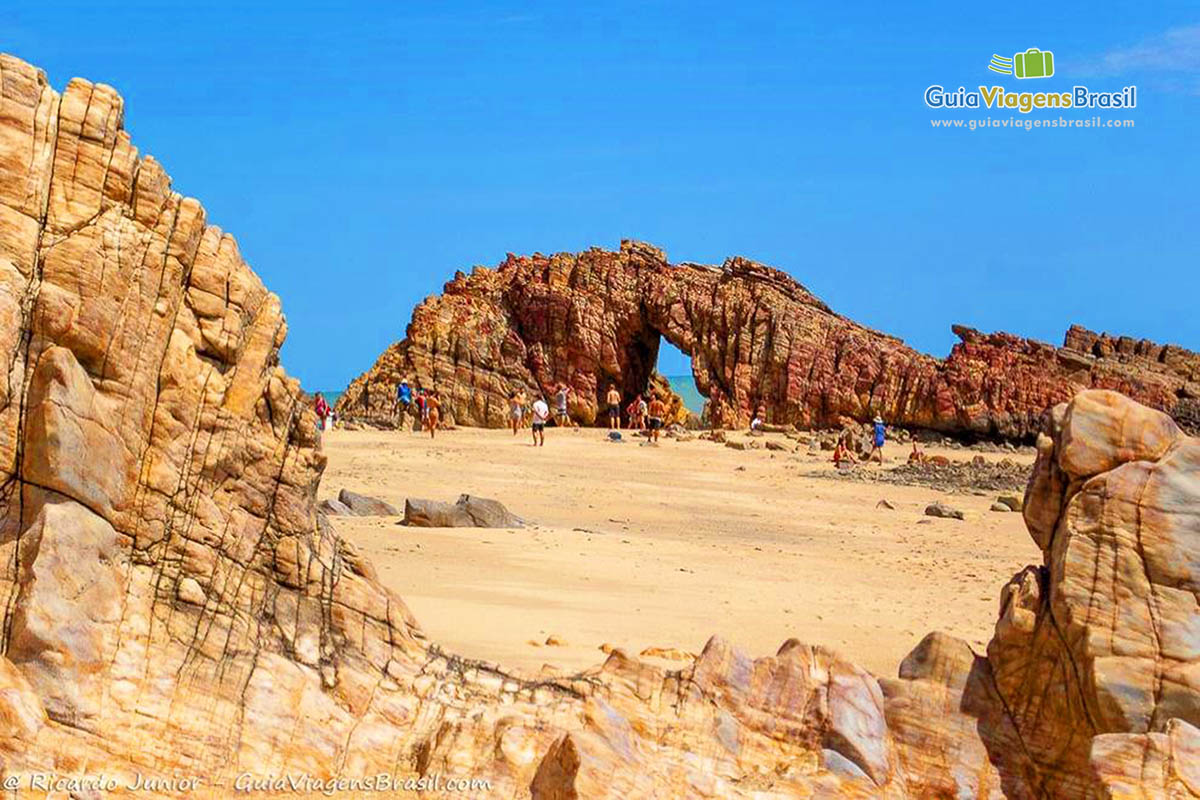 Imagem ao longe da Pedra Furada, muito conhecida em Jericoacoara.