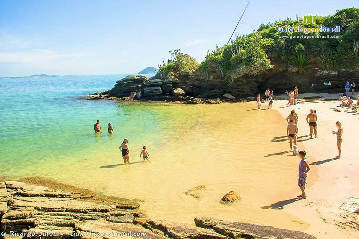 Imagem de pessoas se divertindo na bela praia em Búzios.