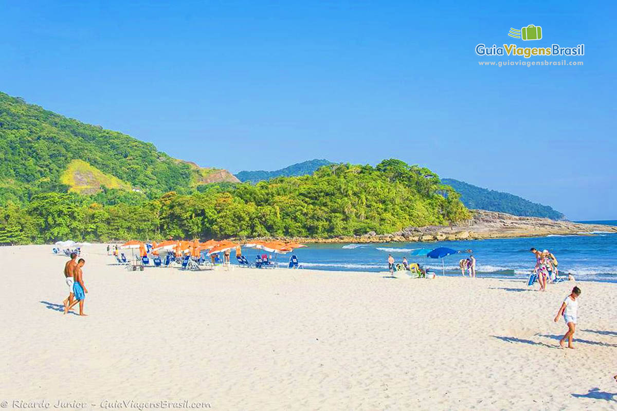 Imagem de turistas na belíssima Praia Cambury.