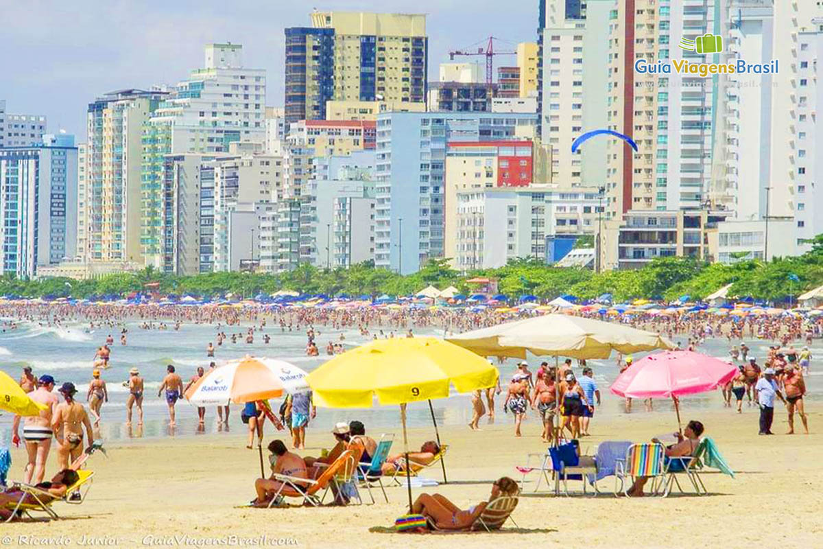 Imagem de um dia repleto de turistas na Praia Central.