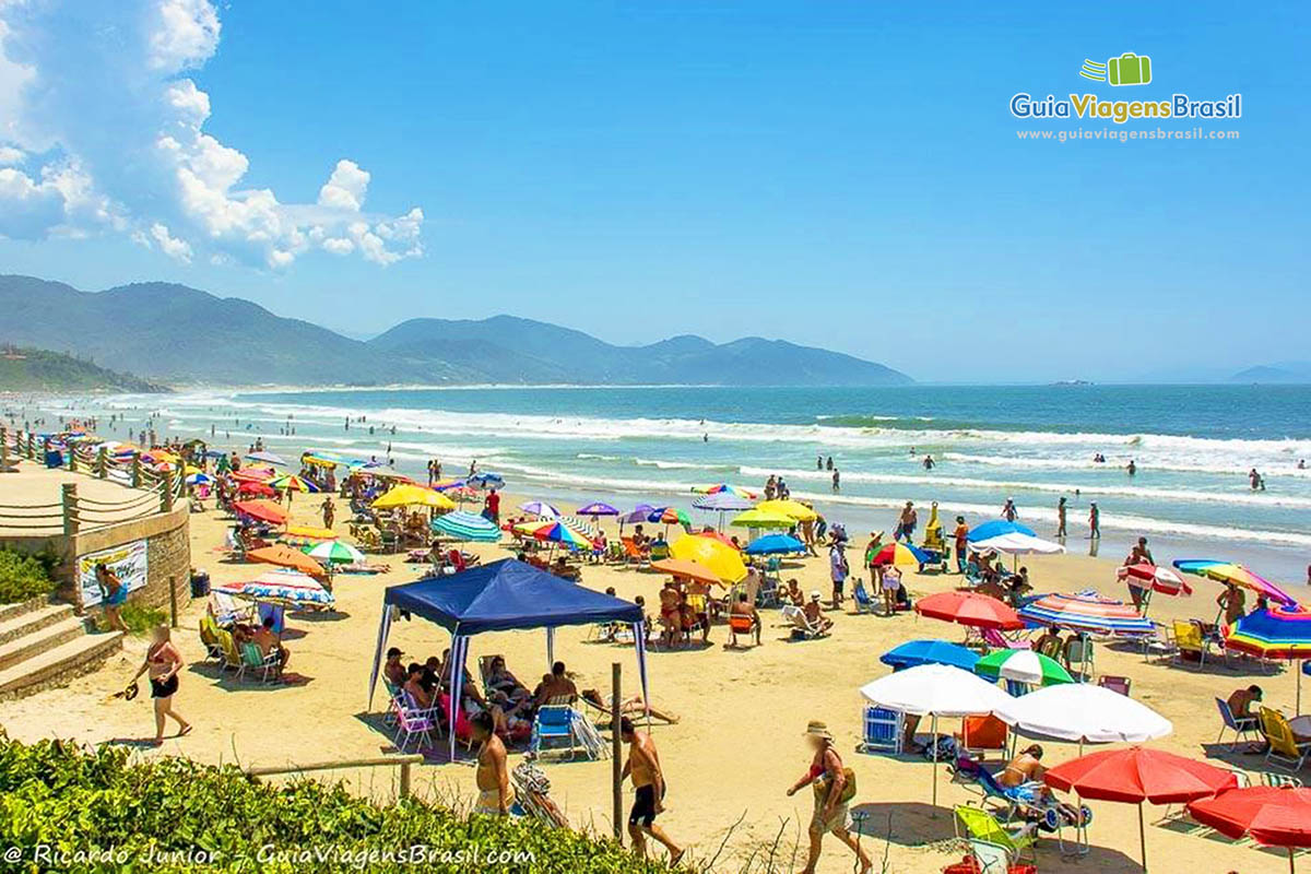 Imagem de uma tarde com a Praia Central repleta de visitantes.